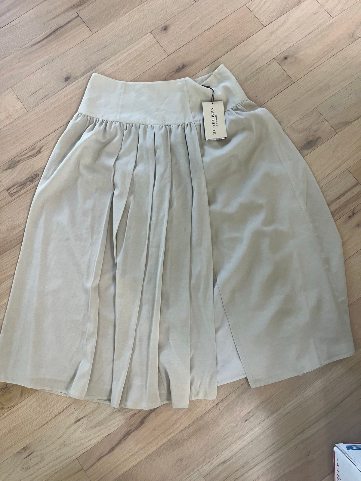 BURBERRY NWT PLEATED BEIGE MIDI SKIRT