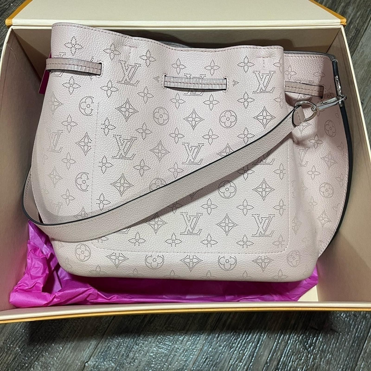 LOUIS VUITTON GIROLTA MAHINA MONOGRAM BUCKET BAG